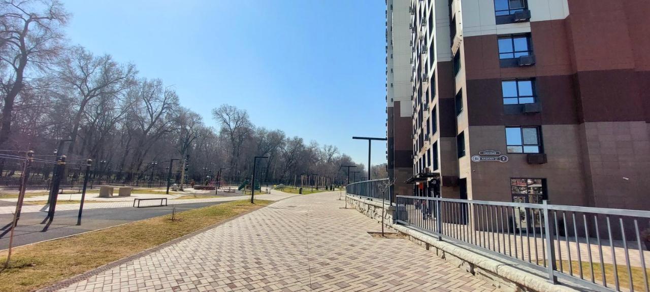 Уютная Стильная Квартира Возле Центрального Парка Горького! Apartment Almaty Ngoại thất bức ảnh